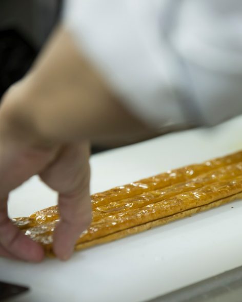 パイ生地を扱う製菓スタッフの手元